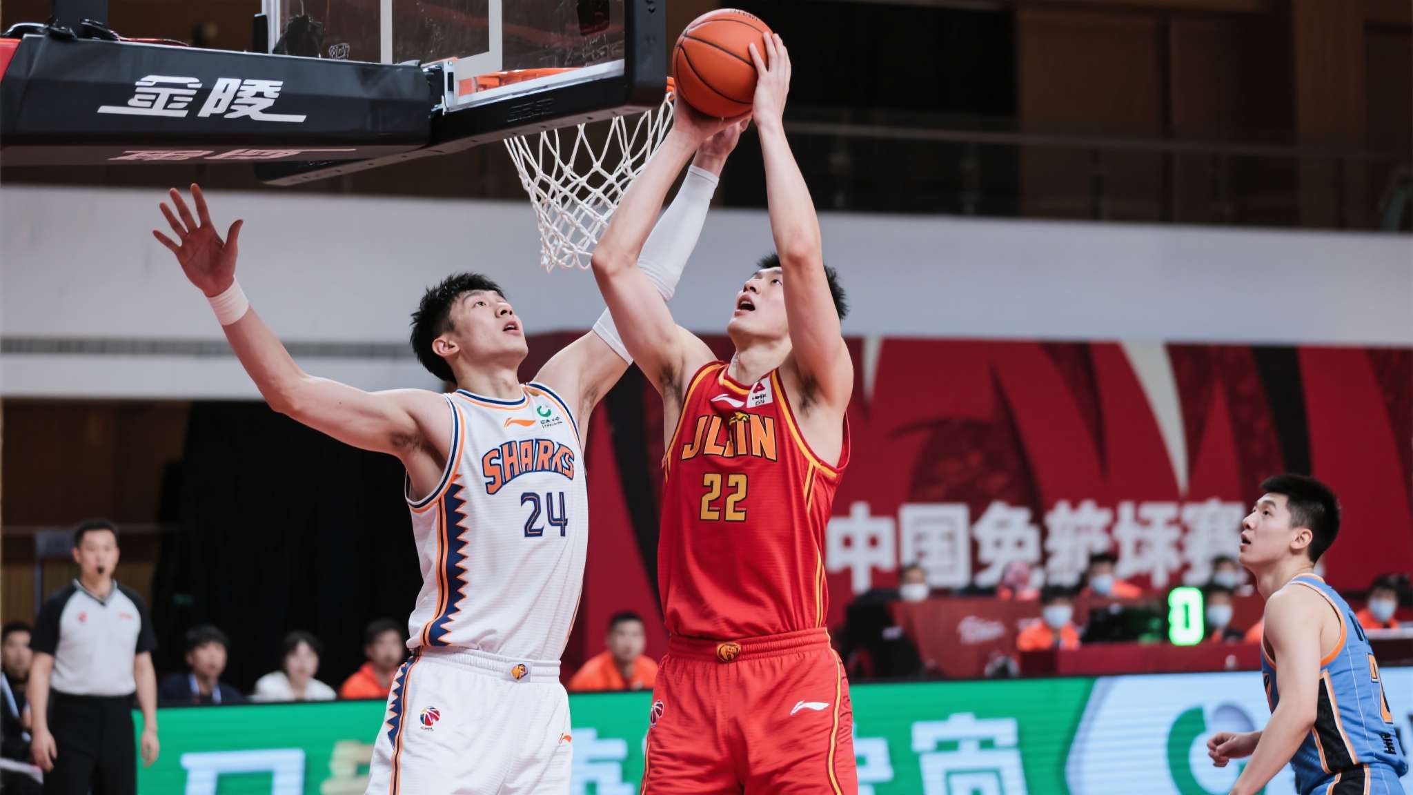 王哲林高分统治内线
本场最具说服力的是王哲林，他攻下24分12篮板的数据，用绝